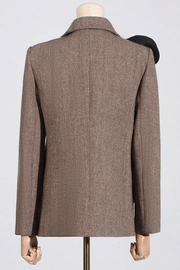 Blazer de mujer con solapa con muescas en espiga café con flor 3D